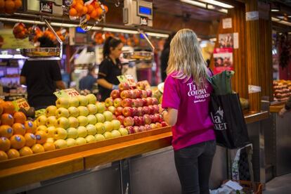 Una empleada de Lola Market hace la compra en uno de los mercados.