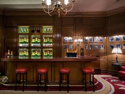 Barra del primer Krug Bar abierto en España, en el hotel Ritz by Belmond de Madrid.