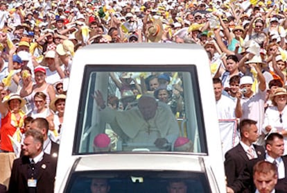 El papa Juan Pablo II, a su llegada en el <i>papamóvil</i> a la ciudad de Osijek, en Croacia, ayer.