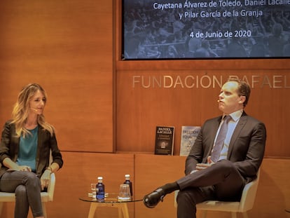 La portavoz del PP en el Congreso, Cayetana Álvarez de Toledo, y el economista Daniel Lacalle este jueves en una charla de la Fundación Rafael del Pino.