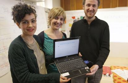 Desde la izquierda, Ainara Marín, Eva Salaberria e Igor Otxoa, miembros de la oficina de la capitalidad, ayer en San Sebastián. 