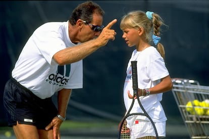Bollettieri da instrucciones a la joven Anna Kournikova en Bradenton, en 1992.