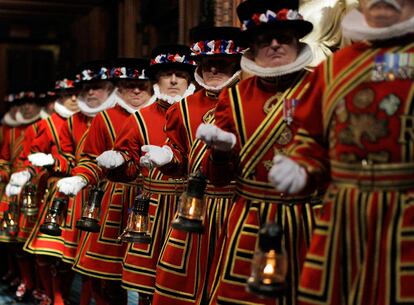 Alabarderos de la Casa Real, con sus candiles, forman en el Palacio de Westminster,  antes de la llegada de la reina Isabel II.