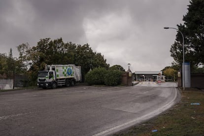 Un camión de basura sale del Parque Tecnológico de Valdemingómez. 