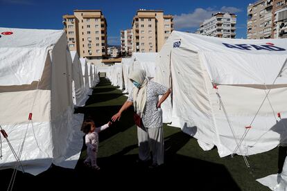 Una mujer y su hijo en medio de un campamento levantado en Esmirna para los damnificados del terremoto que el pasado viernes sacudió la costa turca del mar Egeo.