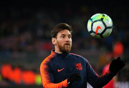 El pasado mes de junio, el futbolista del Barça Lionel Messi y su padre fueron juzgados por defraudar 4,1 millones de euros a Hacienda durante los ejercicios 2007, 2008 y 2009. En este período el argentino no tributó en España los ingresos de 10,1 millones percibidos por los derechos de imagen. Finalmente, la Audiencia de Barcelona permitió que el jugador conmutase su pena 21 meses de prisión por tres delitos contra la Hacienda Pública por una multa total de 252.000 euros.