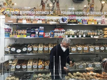 Julián Garrido, propietario de Sol de Castilla frente a un surtido de frutos secos