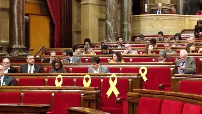 Lazos amarillos en los escaños de los encarcelados y fugados en el Parlament de Cataluña este sábado.