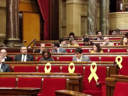Lazos amarillos en los escaños de los encarcelados y fugados en el Parlament de Cataluña este sábado.