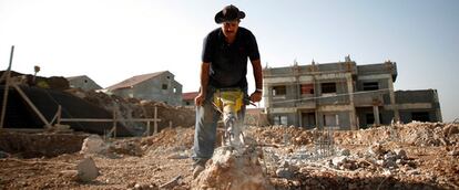 Un hombre trabaja en los cimientos de una casa en el asentamiento judío de Yaqir, en Cisjordania. La moratoria que impedía las construcciones en las colonias israelíes expiró la pasada medianoche.