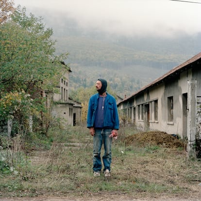 Peda Radic, de 37 años es de Knin, del sur de Croacia, pero fue desplazado por la Operación Tormenta en 1995. Peda vive solo en el centro colectivo de Rtanj. La poca familia que le queda le dio la espalda debido a sus problemas con el alcohol. Rtanj, Serbia, 2007. De la serie 'Returning Home - Croatia'. 