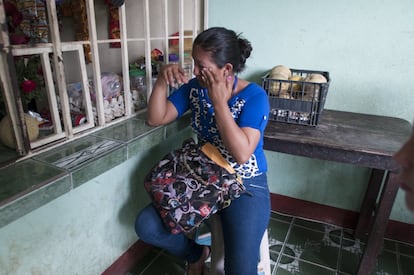 Zoila Constanza, de 24 años, es la madre del bebé que murió posiblemente a causa del virus del zika en Mazatenango. La madre se enfermó durante su embarazo pero no acudió ni una sola vez a los servicios de salud. Su hijo nació y murió en su casa.