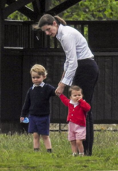 Los príncipes Jorge y Carlota en junio de 2016 con su niñera. La española María Teresa Turrión Borrallo está al cuidado de los dos hijos de los duques de Cambridge.