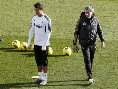 Cristiano Ronaldo y José Mourinho, en la sesión preparatoria de ayer en Valdebebas.