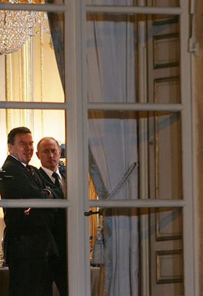 Schröder y Putin, durante la reunión que mantuvieron ayer en el Elíseo.