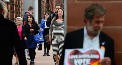 Votantes en la escuela Notre Dame de Glasgow.