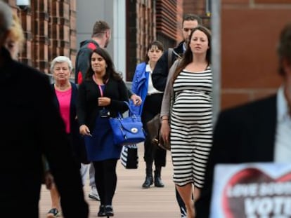 Votantes en la escuela Notre Dame de Glasgow.