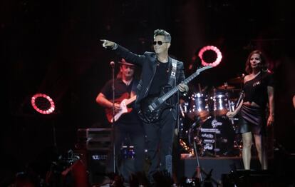 El cantante madrileño Alejandro Sanz interpretando una de sus canciones.