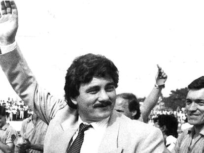 Sito Miñanco saluda a la afición como presidente del Cambados, en una imagen de 1990.