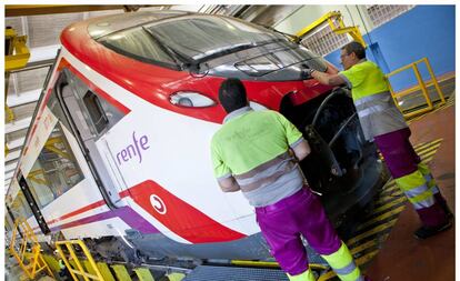 Operarios de Renfe en labores de mantenimiento.