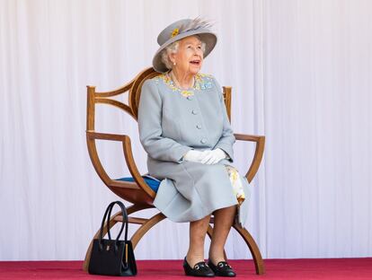 La pandemia obliga de nuevo a una ceremonia reducida, pero tras el fallecimiento de su marido, Felipe de Edimburgo, el pasado 9 de abril, los miembros de la casa de Windsor se han conjurado para acompañar a Isabel II en los actos oficiales y no dejarla sola.