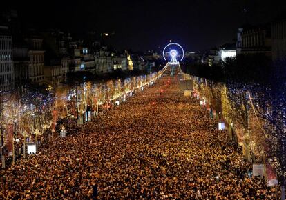 Los Campos Elíseos de París, llenos de gente.