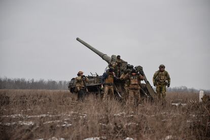 Militares ucranios se preparan para disparar una pieza de artillería en la zona de Bajmut.