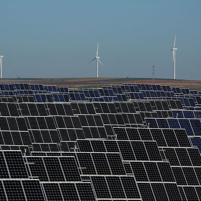 EL BONILLO, SPAIN - DECEMBER 02: Photovoltaic power panels stand at Abaste's El Bonillo Solar Plant while wind turbines spin at a wind farm on the background on December 2, 2015 in El Bonillo, Albacete province, Spain. Spain in 2008 was a leading country on photovoltaic power and renewable energies but after some law changes the solar power industry collapsed, with companies either closing or turning to overseas markets. The UN Climate Change Summit is taking place in Paris over two weeks, in an attempt to agree on an international deal to curb greenhouse gas emissions. (Photo by Pablo Blazquez Dominguez/Getty Images)
