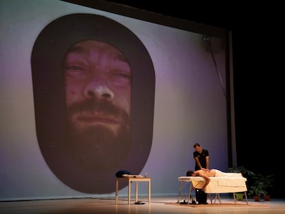 Una de las obras en el Antic Teatre, que apuesta por las 'performances' y la poética del cuerpo.