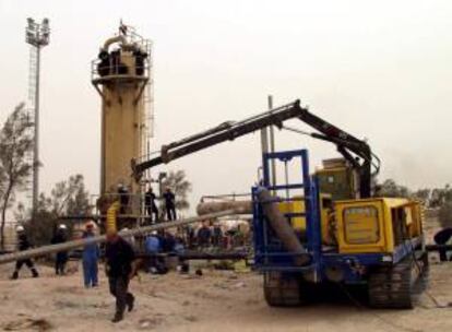 Trabajadores de la refinería realizan labores en una tore de gas en la refinería de Basra, al sur de Baghdad. EFE/Archivo
