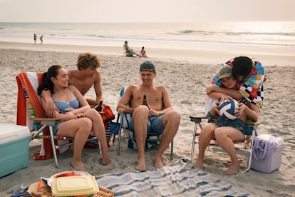 Lola Tung, Gavin Casalegno, Christopher Briney, Sean Kaufman y Rain Spencer, en 'El verano en que me enamoré'.