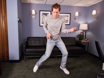 El actor Kevin Bacon practicando 'air guitar' en el televisivo 'The tonight show starring Jimmy Fallon', en 2014.