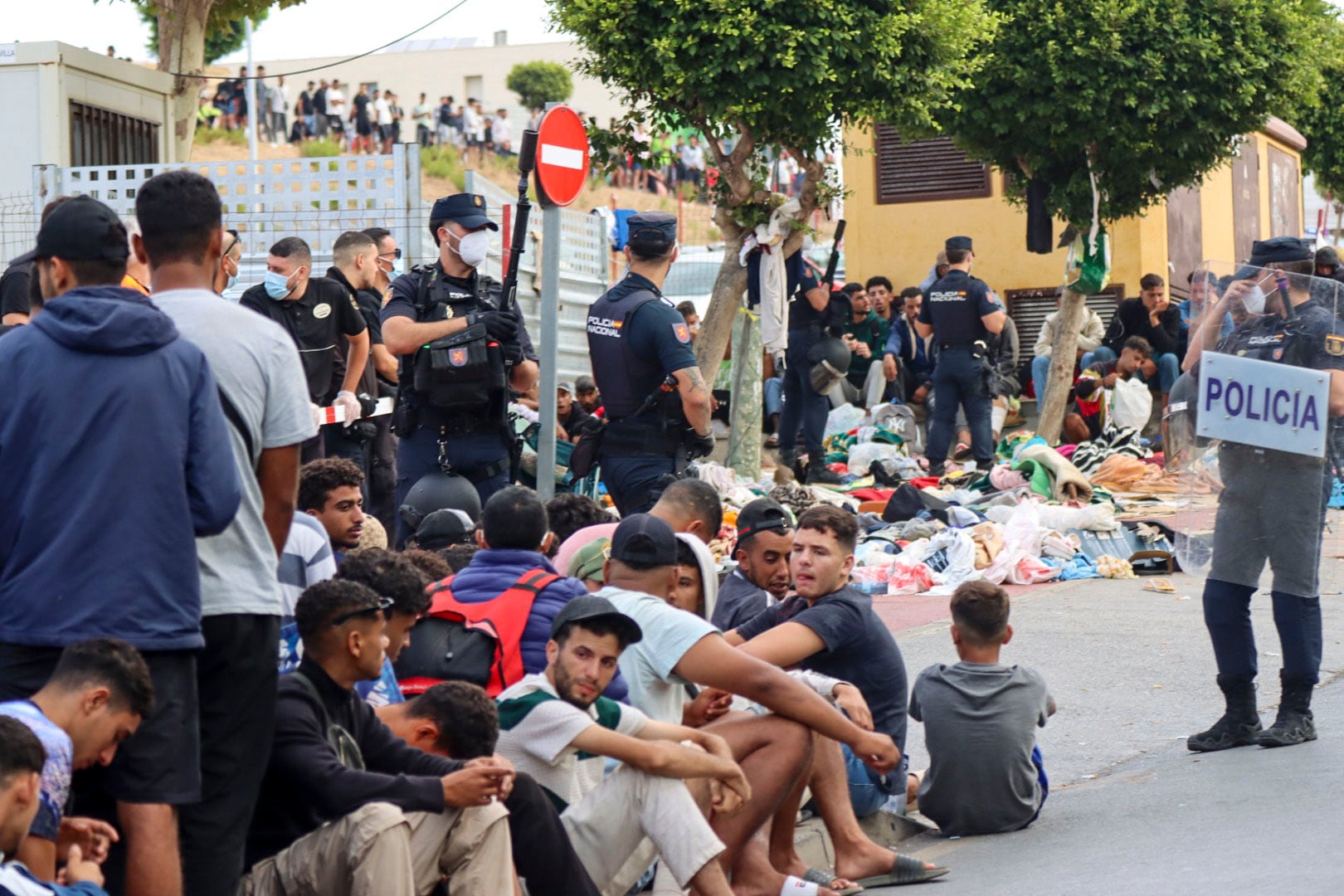 La Policía desaloja el campamento instalado junto al recinto de acogida del barrio ceutí de Loma Colmenar
