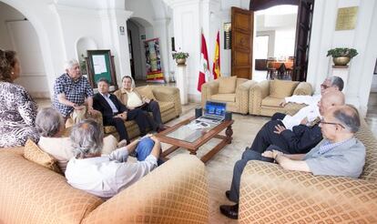 Grupo de ciudadanos españoles siguen el debate electoral organizado por en el Centro Español de Lima.