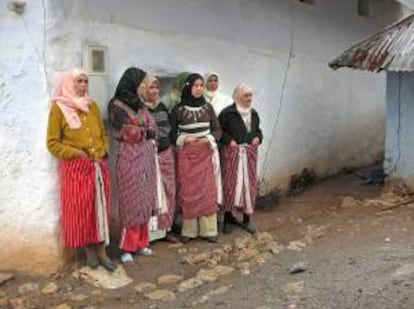 Mujeres de tres generaciones en la población de Taghzout, ubicada dentro del Parque Nacional de Talassemtane, al norte de Marruecos. EFE/Archivo