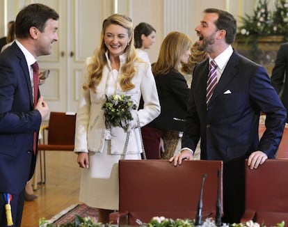 Guillermo de Luxemburgo y su prometida, Stéphanie Lannoy, son recibidos por el alcalde de la ciudad Xavier Bettel.