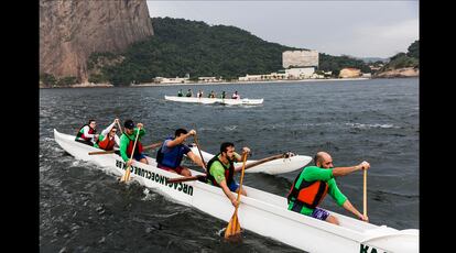Un grupo de piragüistas surca las aguas de la bahía de Guanabara.
