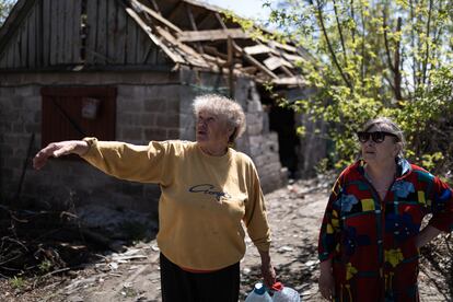 Tatiana Masluk (izquierda) y Liutmila Skripnik (derecha), junto al ambulatorio de Stepnohirs‘k, destrozado por un misil ruso, en la región de Zaporiyia.