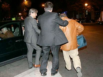 Un imputado en la trama de corrupción abandona los juzgados tras prestar declaración.