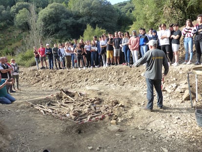 Un grupo de alumnos asiste a la exhumación de una fosa común en Iruzkun (Navarra) en 2019.