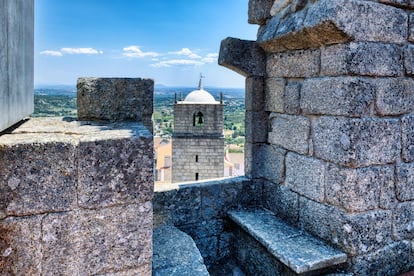 Castelo Novo (Portugal): una aldea apetitosa. Es parte de la red de Aldeas Históricas de Portugal por su patrimonio arquitectónico medieval, en el que se incluye su castillo del siglo XII, que le da nombre, así como su estructura laberíntica de calles con casas de granito. Pero Castelo Novo también le hace guiños al estilo manuelino y al Barroco en sus fachadas y elementos artísticos. Su banda sonora es el agua que mana de sus fuentes, y la tranquilidad, una de sus señas identitarias. Situado en la sierra de la Garduña, nos hará ganar unos kilos con platos como el arroz tostado, los huevos verdes (rebozados y rellenos con perejil) y la 'tigelada' (pastel horneado con canela y limón). Su memoria se encuentra en rutas como el Caminho do Moleiro, por la ribera del río Alpreade, que recuerda la importancia de los viejos molinos de centeno que aún se ven.