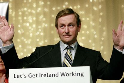 Enda Kenny, líder del Fine Gael, saluda a sus seguidores tras confirmarse su victoria en las legislativas.