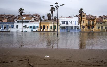 Vista del paseo marítimo de la Patacona de Alboraia (Valencia), tras las tormenta Gloria, este miércoles.