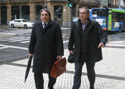 José María Bravo,a la derecha, y su abogado, a la llegada de la Audiencia de Gipuzkoa en mayo pasado.