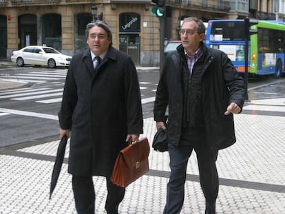 José María Bravo,a la derecha, y su abogado, a la llegada de la Audiencia de Gipuzkoa en mayo pasado.