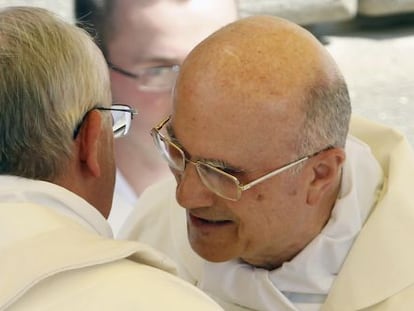 El papa Francisco (izquierda) abraza al cardenal Tarcisio Bertone el 15 de agosto. 