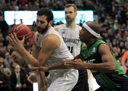 &Aacute;lex Mumbr&uacute; controla el bal&oacute;n ante Tariq Kirsay, del FIATC Joventut.