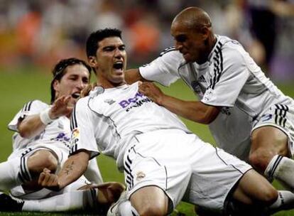 Reyes, abrazado por Ramos y Roberto Carlos, festeja el primero de sus dos goles al Mallorca.