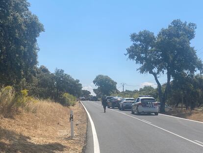 La M-612, cortada por la policía cerca del lugar del crimen.