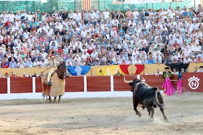 Uno de los toros de Dolores Aguirre arrancándose al caballo.